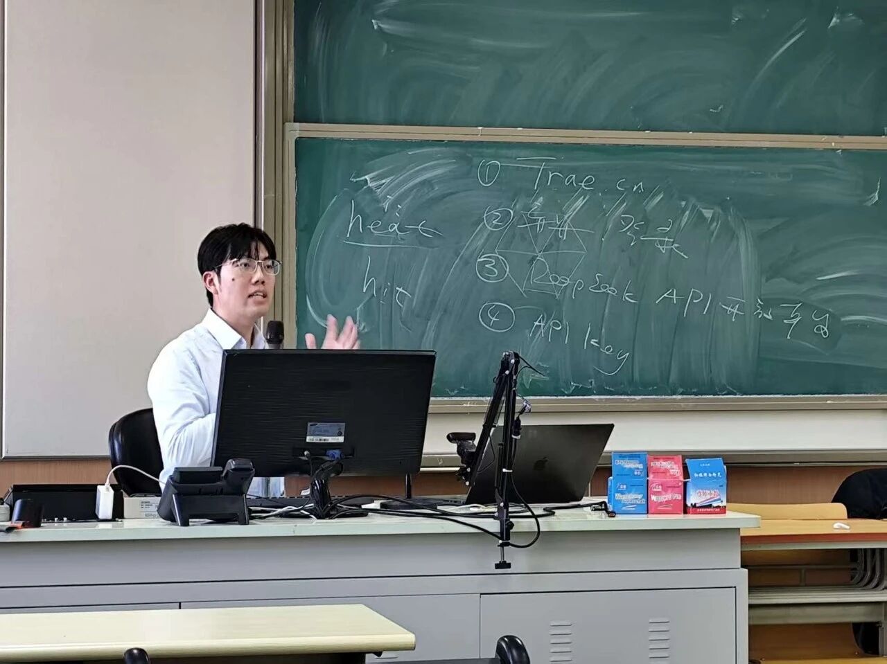 走进学科前沿 感悟使命担当——开元集团官网入口思政课社会实践探访英语和高级翻译学院科技前沿